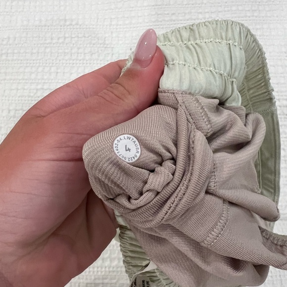 Lululemon Hotty Hots 2.5in, low rise, Elixir - Picture 7 of 7